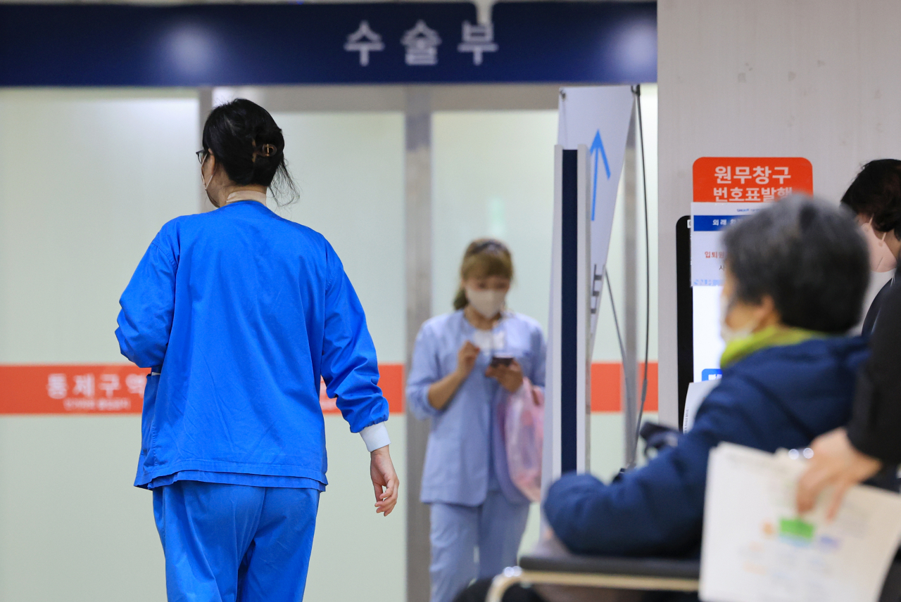 A nurse walks down the corridor of a hospital in Seoul, Thursday. (Yonhap)