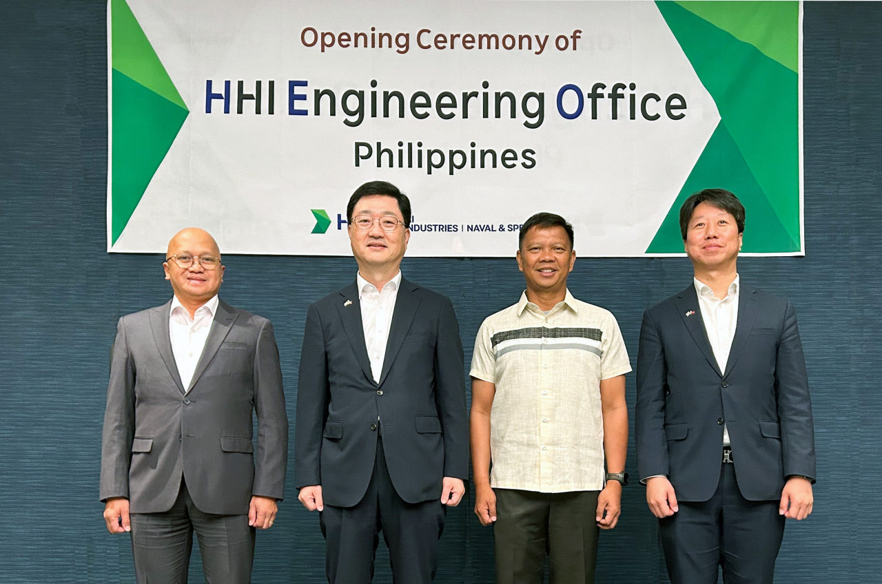 From left: Philippine Deputy Minister of Undersecretary for Acquisition and Resource Management Joselito Ramos, HD HHI's Naval & Special Ship Business Unit Chief Operating Officer Joo Won-ho, Philippine Navy Vice Commander Caesar Valencia, and HD HHI's NSSBU Managing Director Lee Sang-bong pose for a photo at the opening ceremony of the HD HHI Engineering Office Philippines, Wednesday. (HD Hyundai Heavy Industries)