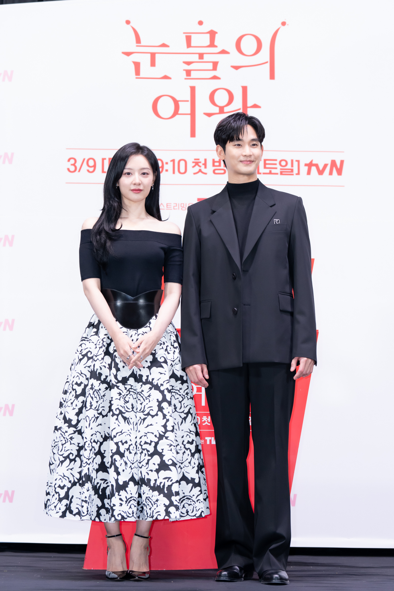 Kim Ji-won (left) and Kim Su-hyun pose for a photo during a press conference held in Guro-gu, Seoul, Thursday. (tvN)