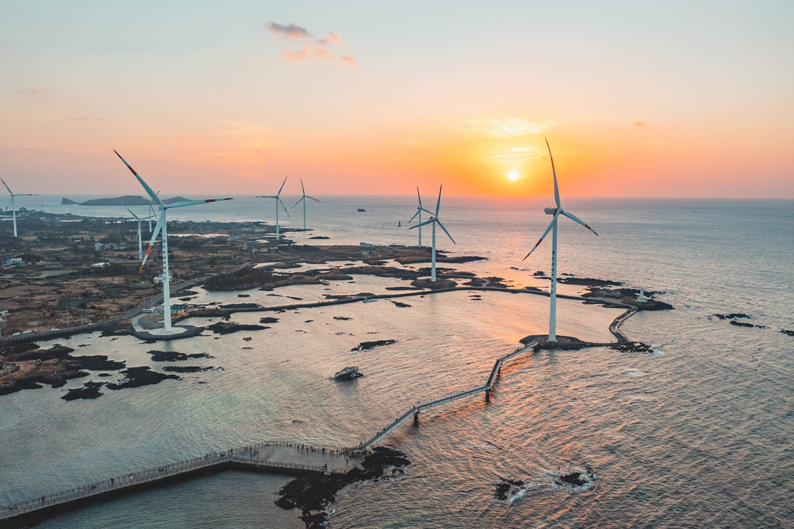 A view of the sunset along Sinchang Windmill Coastal Road (Jeju Tourism Organization)