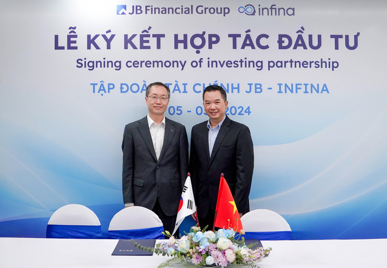 JB Securities Vietnam CEO Kim Doo-yoon (left) and Infina founder and CEO James Vuong pose after forging a strategic investment partnership in Hanoi, Vietnam, Tuesday. (JB Financial Group)