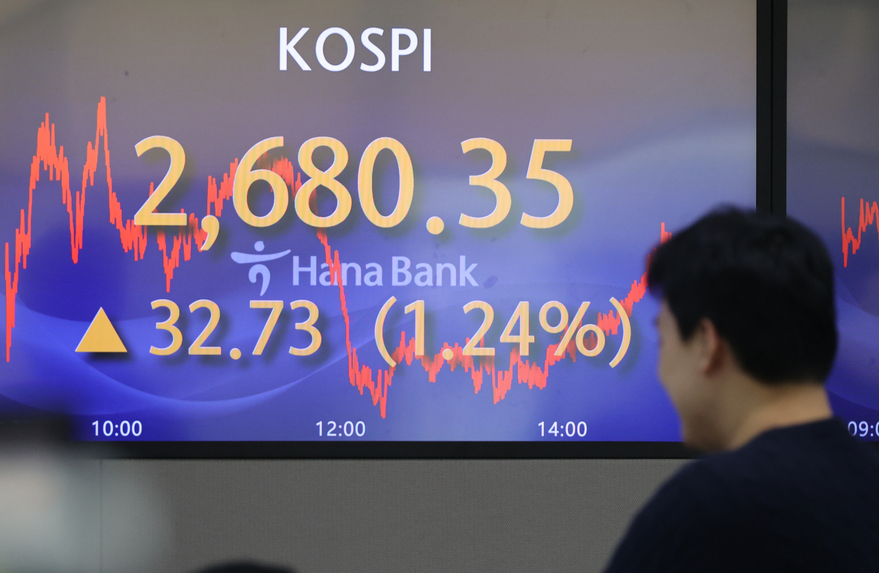 An electronic board showing the Korea Composite Stock Price Index at a dealing room of the Hana Bank headquarters in Seoul on Friday . (Yonhap)
