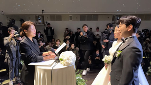 “Ha Ji-won, l’officiante célébrant “Je ne suis même pas marié”, a tenu sa promesse d’être un ‘frère salé’… La chanson de félicitations de Lee Hyori pour le mariage de Jung Ho-cheol” – Herald Economy