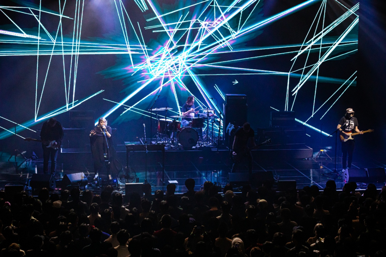Slowdive performs during the stand-alone concert held at the Myunghwa Live Hall, Yeongdeungpo-gu, Seoul, Saturday. (Live Nation Korea)