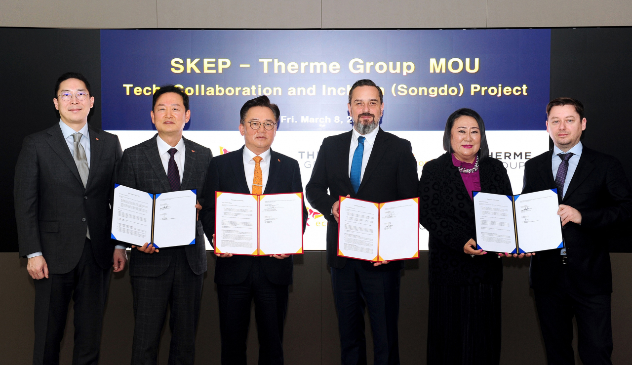 SK Ecoplant CEO Park Kyung-il (center left), Therme Group Chair Robert Hanea (center right), and company officials pose for a photo at a memorandum of understanding signing ceremony held at SK Ecoplant’s office in Seoul, Friday. (SK Ecoplant)