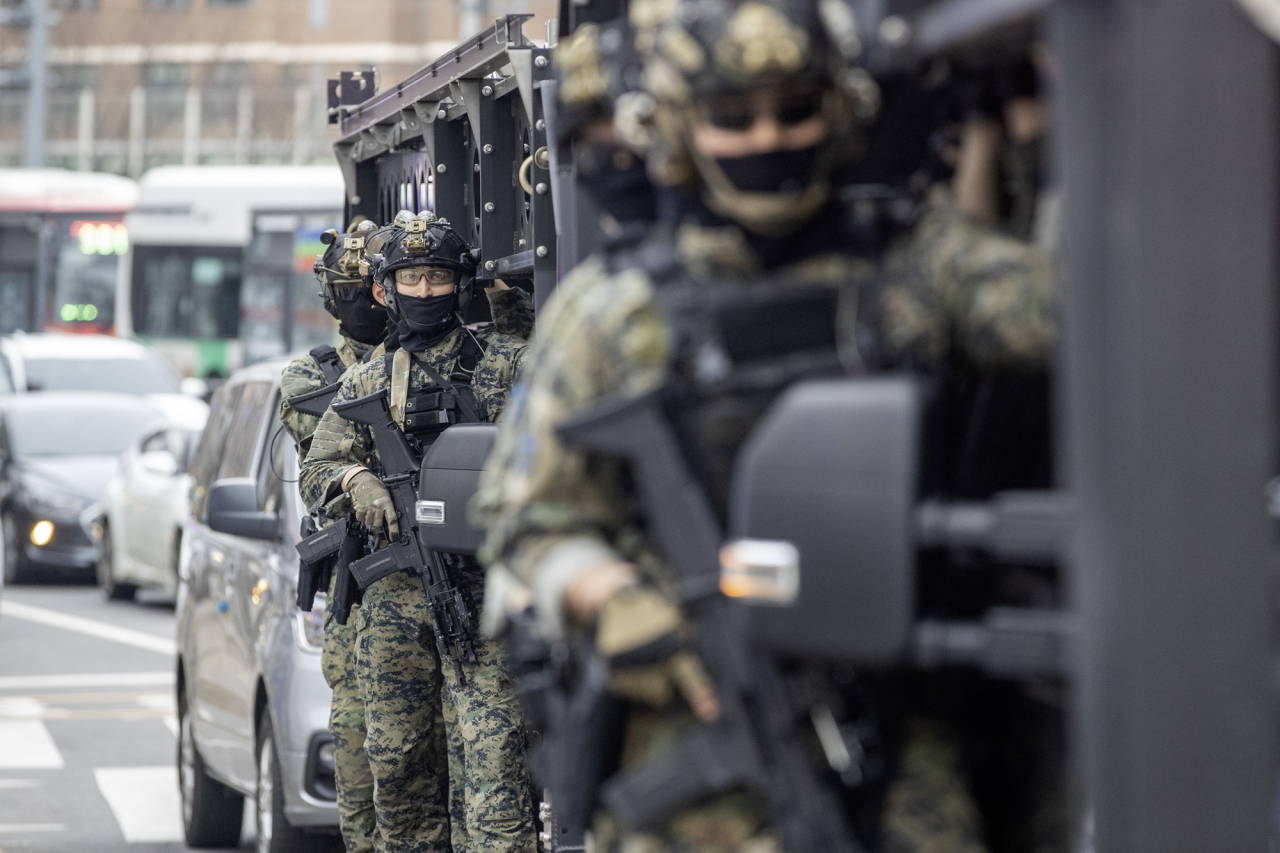 Soldiers of the Republic of Korea Army Special Warfare Command are being transported to Gocheok Sky Dome in Guro-gu, southwestern Seoul, for an anti-terrorism exercise last Tuesday. (Yonhap)