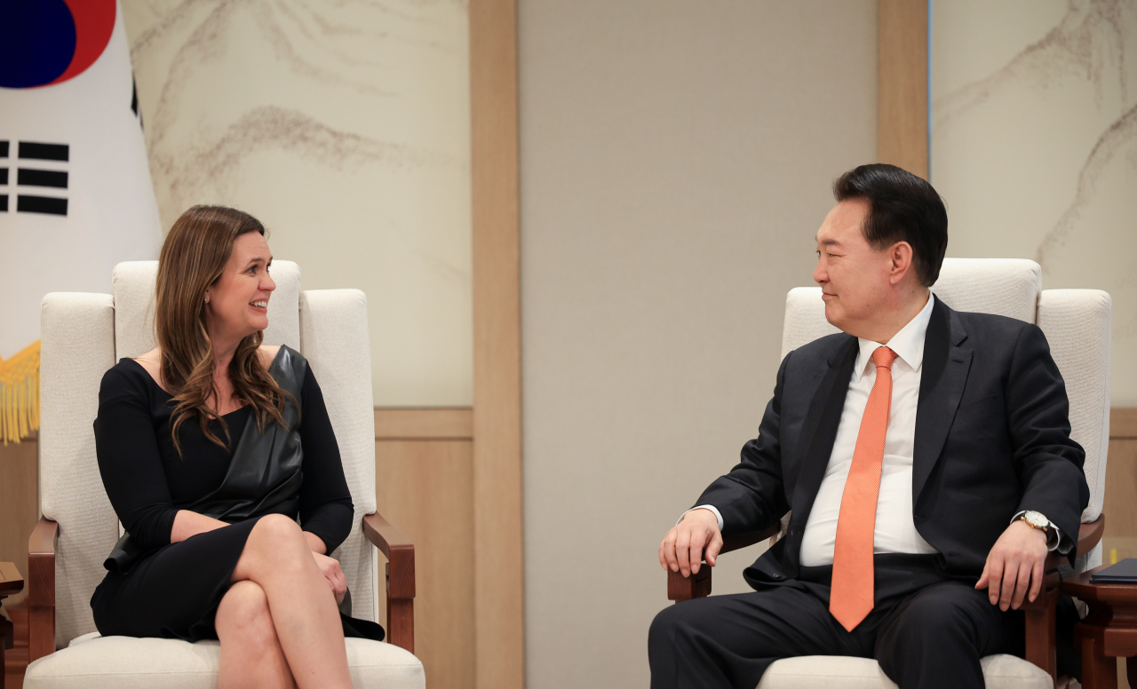 This photo shows President Yoon Suk Yeol having a meeting with Arkansas Gov. Sarah Huckabee Sanders at the presidential office on Monday. (Yonhap)