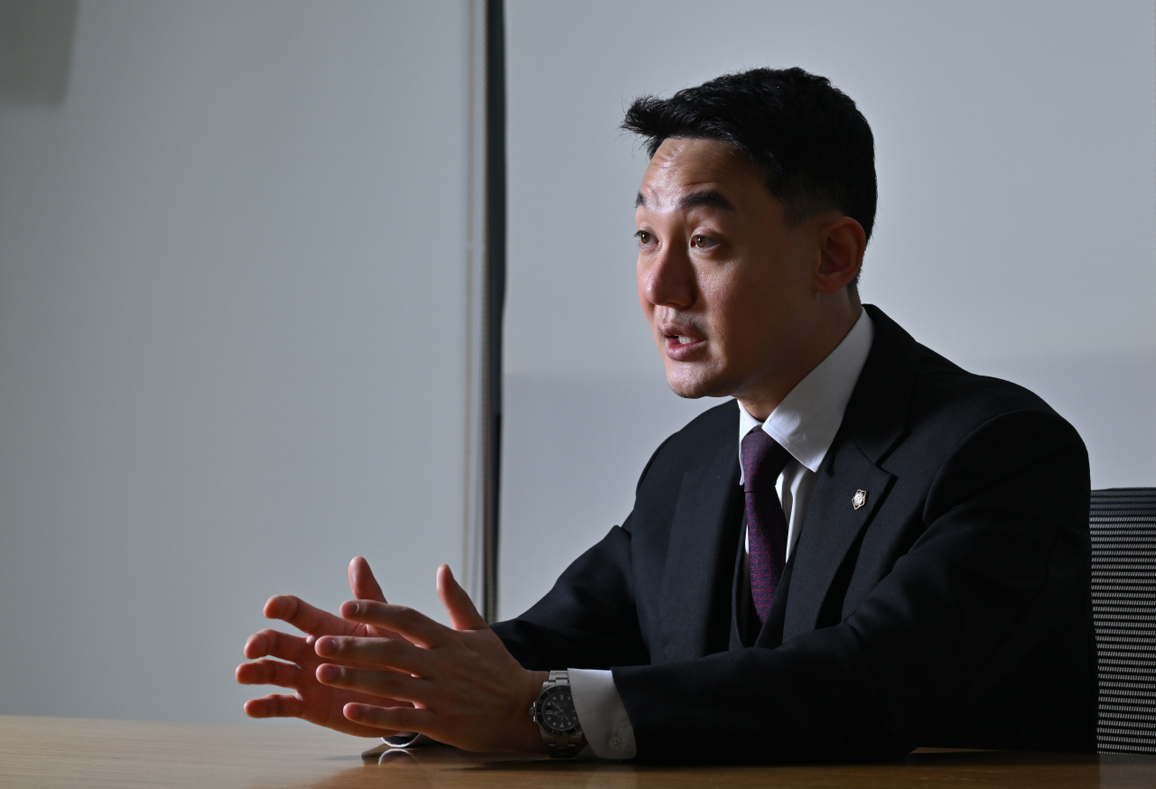 Criminal defense attorney An Jun-hung poses for photos before an interview with The Korea Herald at his office in Seoul's Gangnam-gu on Feb. 28. (Im Se-jun/ The Korea Herald)