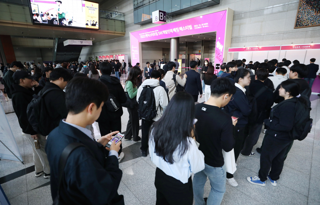 Job seekers line up to enter a startup job far held in Seoul on October last year. (Newsis)