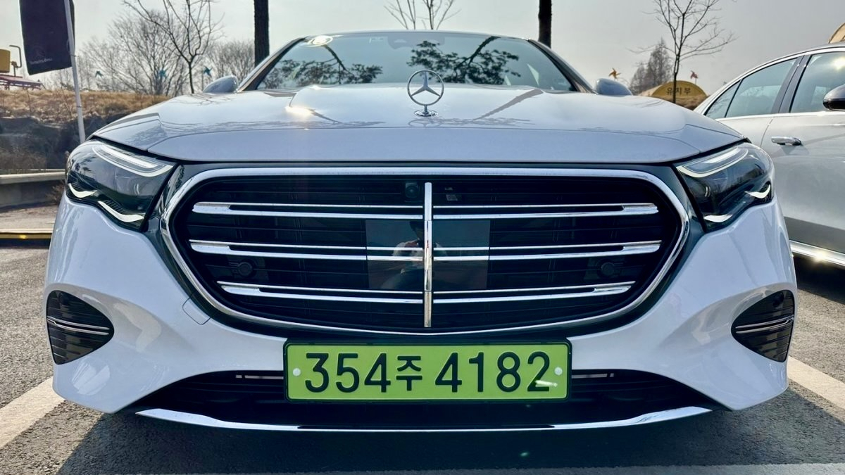 A Mercedes-Benz sedan sports a new lime green license plate. (Newsis)