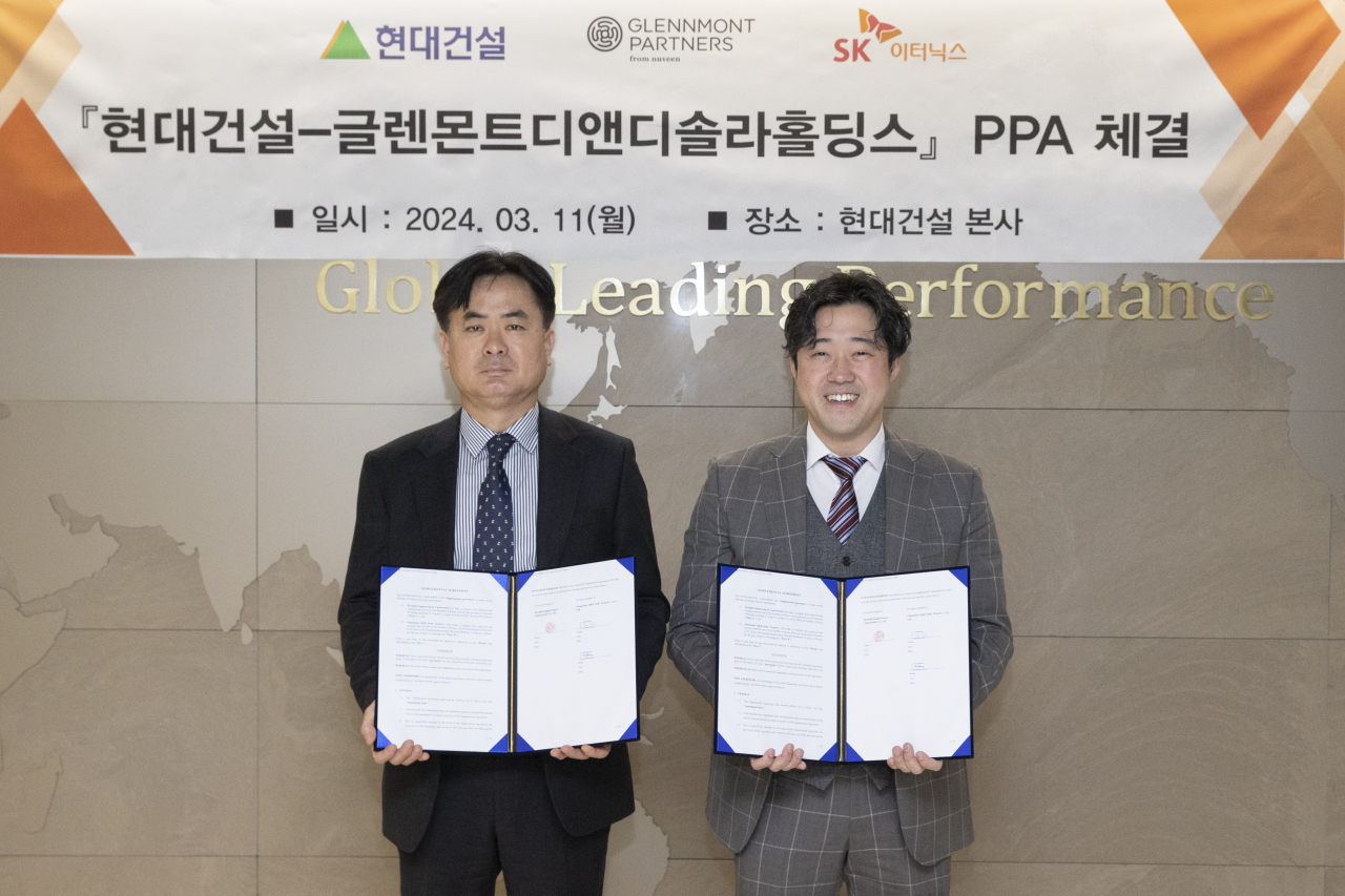 Cha Young-il (left), a vice president at Hyundai E&C's infrastructure investment unit, and Glennmont D&D Solar Holdings Representative Director Paul Jeong pose for a picture at a signing ceremony at the Hyundai E&C headquarters in central Seoul, Monday. (Hyundai E&C)