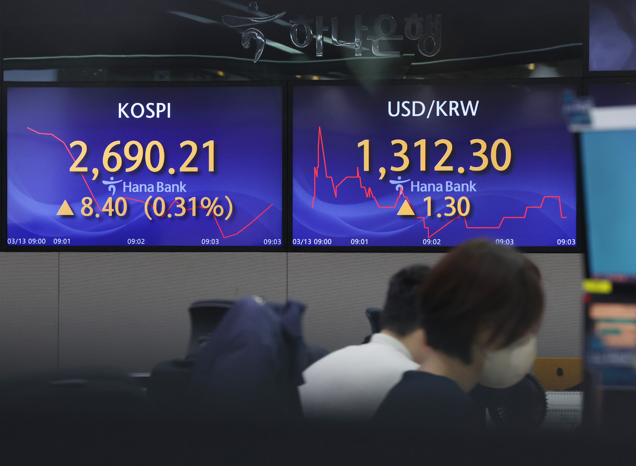 An electronic board showing the Korea Composite Stock Price Index at a dealing room of the Hana Bank headquarters in Seoul on Wednesday. (Yonhap)