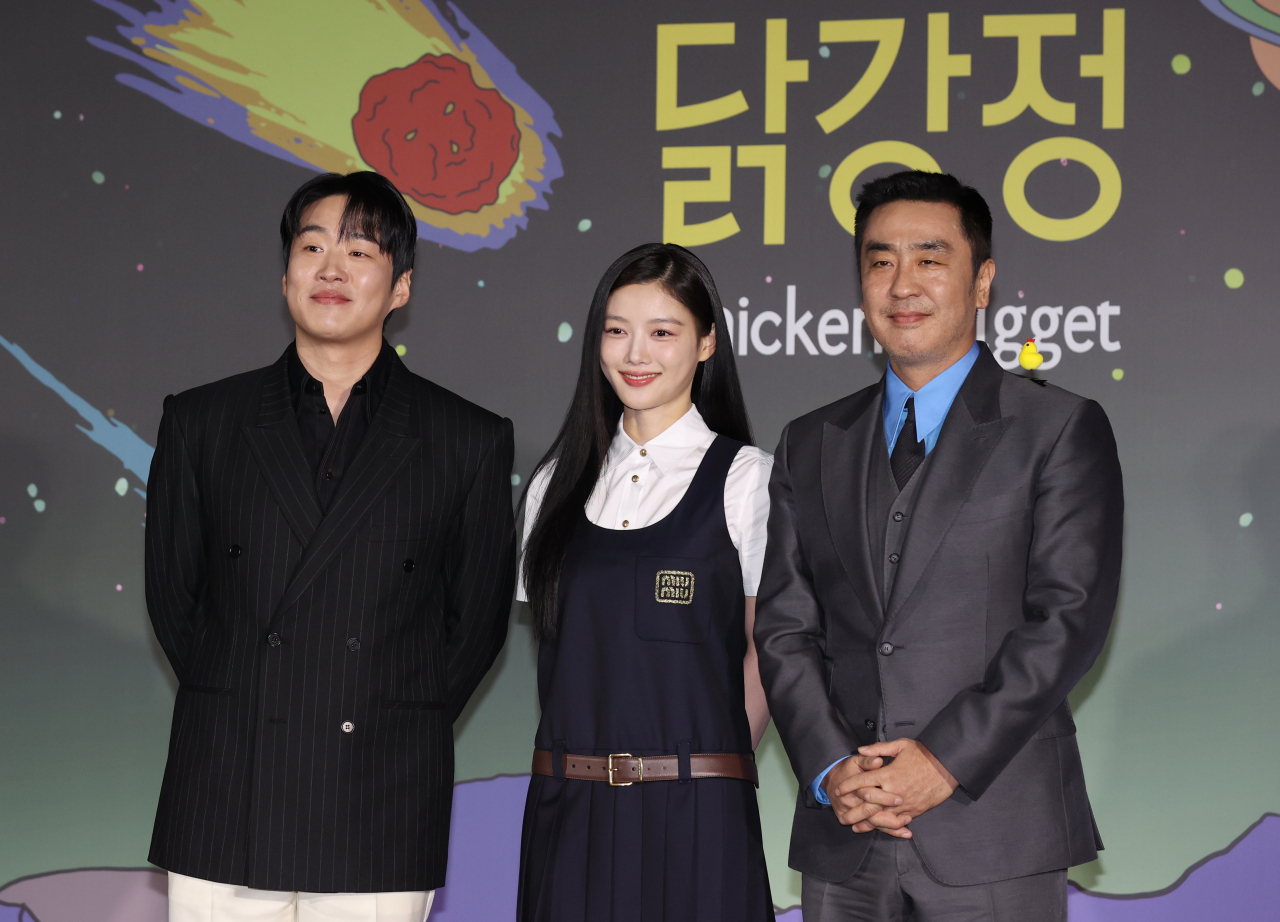 From left: Ahn Jae-hong, Kim You-jung and Ryu Seung-ryong pose for a photo during a press conference held in Gwangjin-gu, Seoul, Wednesday. (Yonhap)