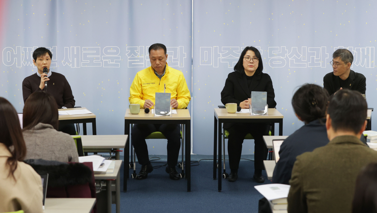 Bereaved families of the Sewol ferry disaster and writers attend a press conference in Jung-gu, Seoul, Monday. (Yonhap)