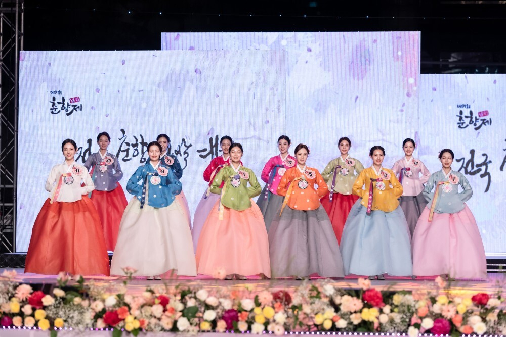 Participants of former Miss Chunhyang beauty pageants (Chunhyang Festival Organizing Committee)
