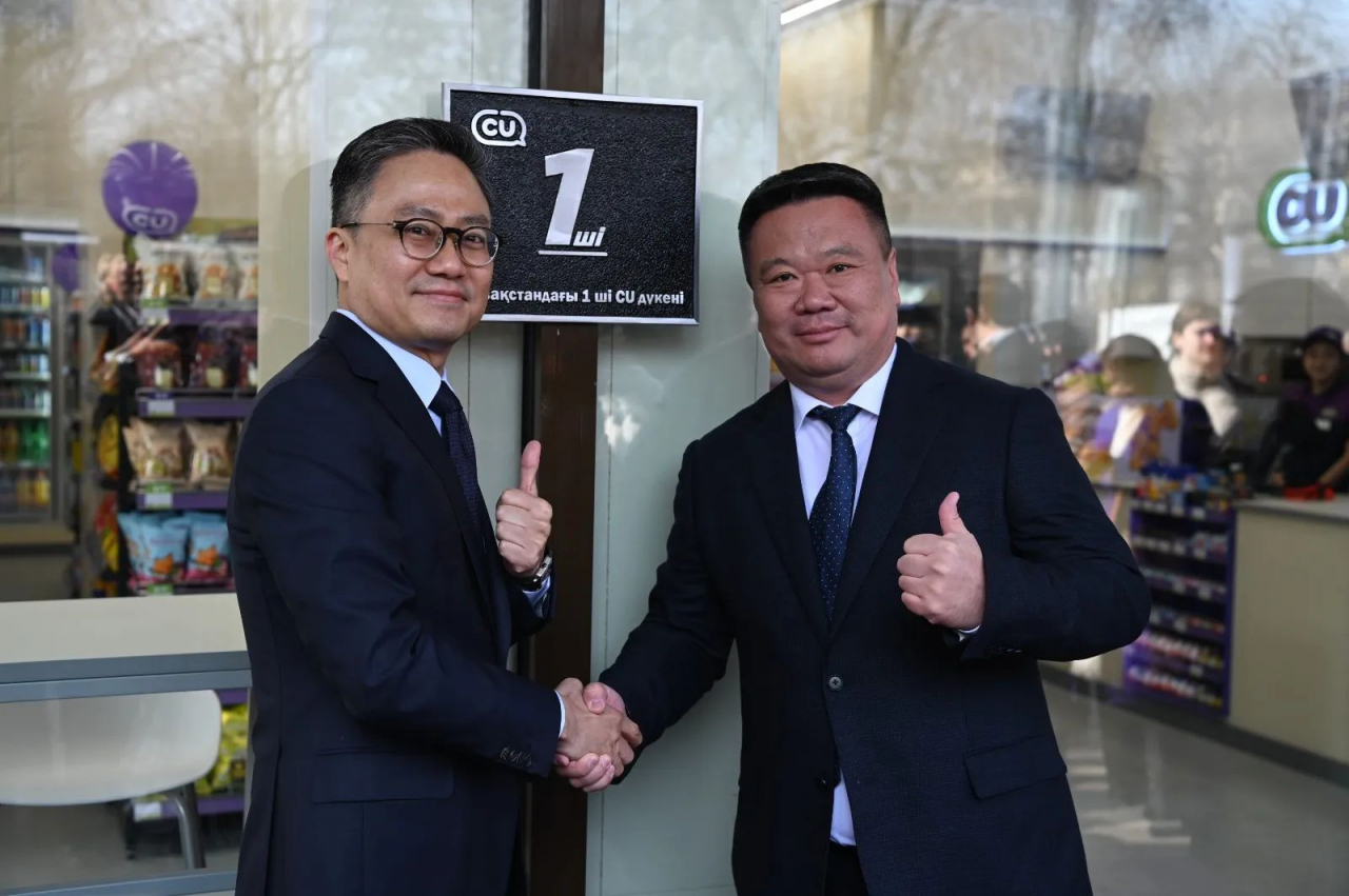 BGF Retail Vice Chairman Hong Jung-kuk (left) and Shin-Line Group President Andrey Shin pose for a photo during the opening ceremony of the first CU store in Almaty, Kazakhstan, on March 6. (BGF Retail)