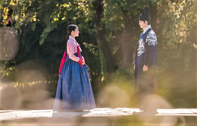 Court lady Seong Deok-im (left) and Crown Prince Yi San meet at Ojakgyo Bridge at Gwanghallu Garden in Namwon, North Jeolla Province. (MBC)
