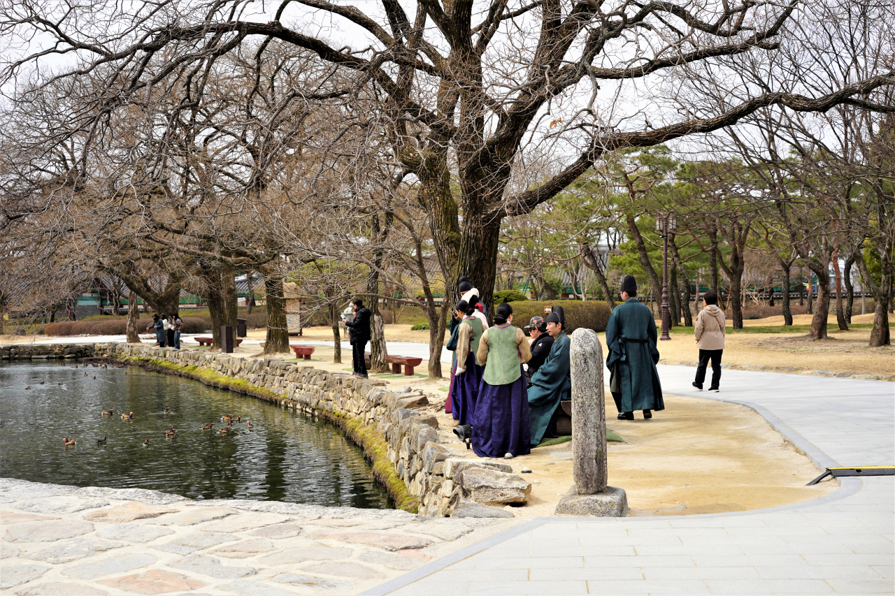 Actors take a break near the pond at Gwanghallu Garden in Namwon, North Jeolla Province. (Lee Si-jin/The Korea Herald)
