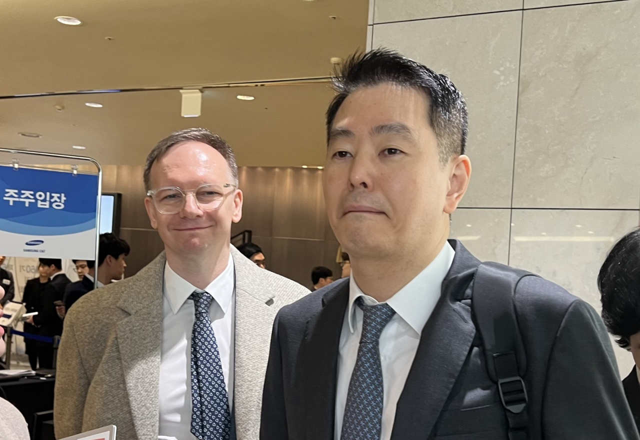 Do Hyun-su (right) and Milosz Zurkowski, attorneys from the Lin law firm representing activist fund shareholders of Samsung C&T, speak to reporters after the company's general shareholders meeting in Seoul on Friday. (Jo He-rim/The Korea Herald)