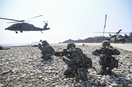 This image shows South Korean troops participating in a military exercise on and around western border islands on Friday. (The Marines)