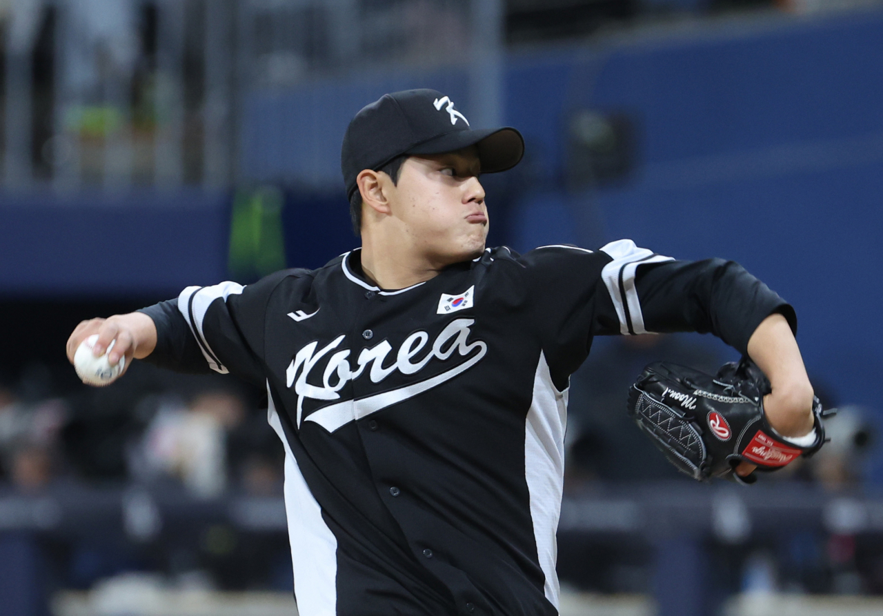 South Korea starter Moon Dong-ju pitches against the San Diego Padres during an exhibition game at Gocheok Sky Dome in Seoul on Sunday. (Yonhap)