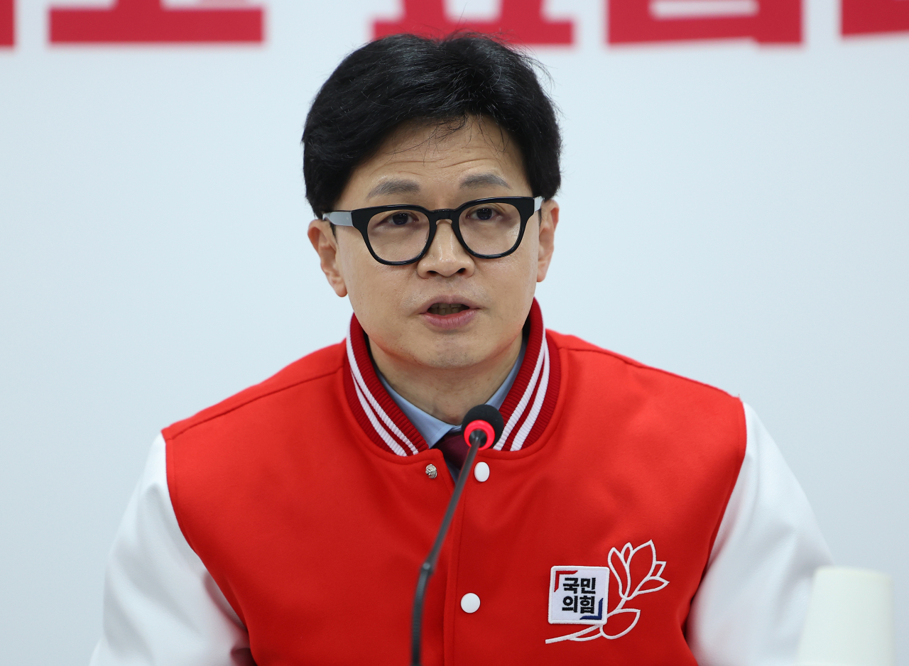 Han Dong-hoon, the interim leader of the ruling People Power Party, speaks during a party meeting for the April elections at its party headquarters in western Seoul on Sunday. (Yonhap)