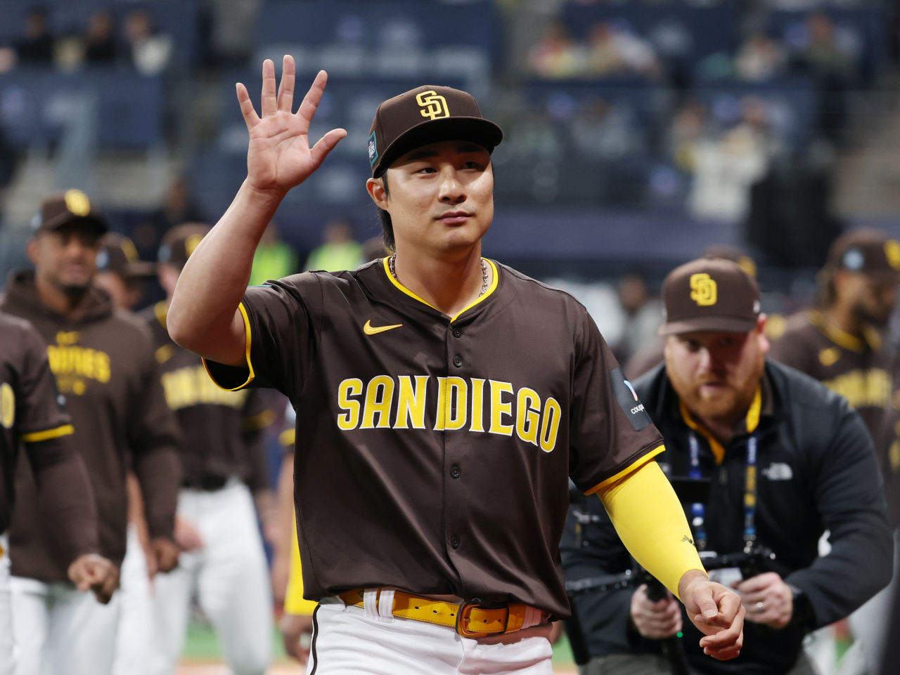 Kim Ha-seong of the San Diego Padres waves to fans before the start of an exhibition game against the South Korean national team at Gocheok Sky Dome in Seoul on Sunday. (Yonhap)