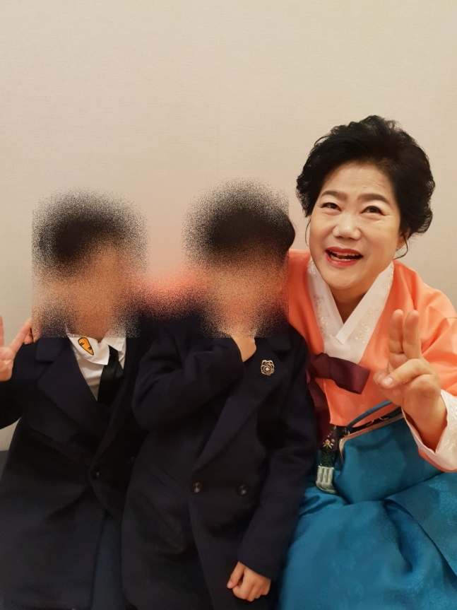 Im Bong-ae (right) poses with her twin grandsons. (Korea Organ Donation Agency)