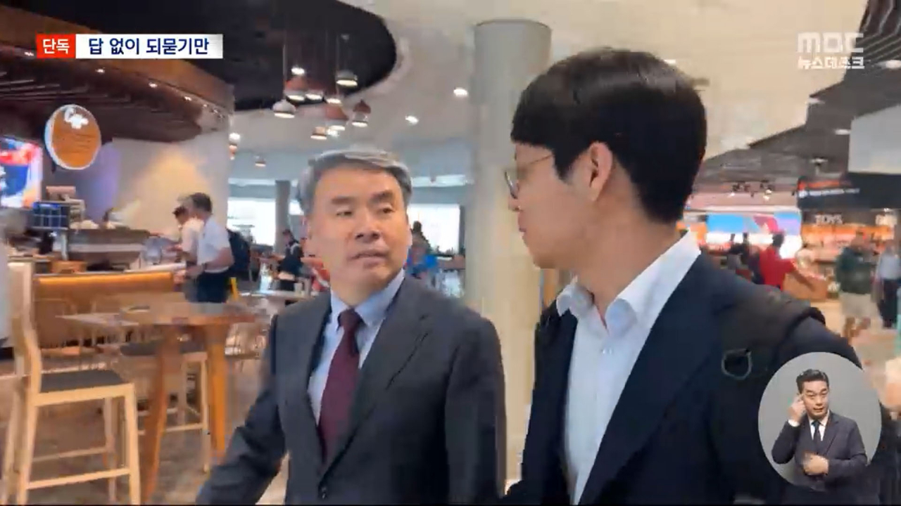 A MBC reporter talks to South Korea's ambassador to Australia and former Defense Minister Lee Jong-sup, at the Brisbane Airport in Australia on March 10. (Yonhap)