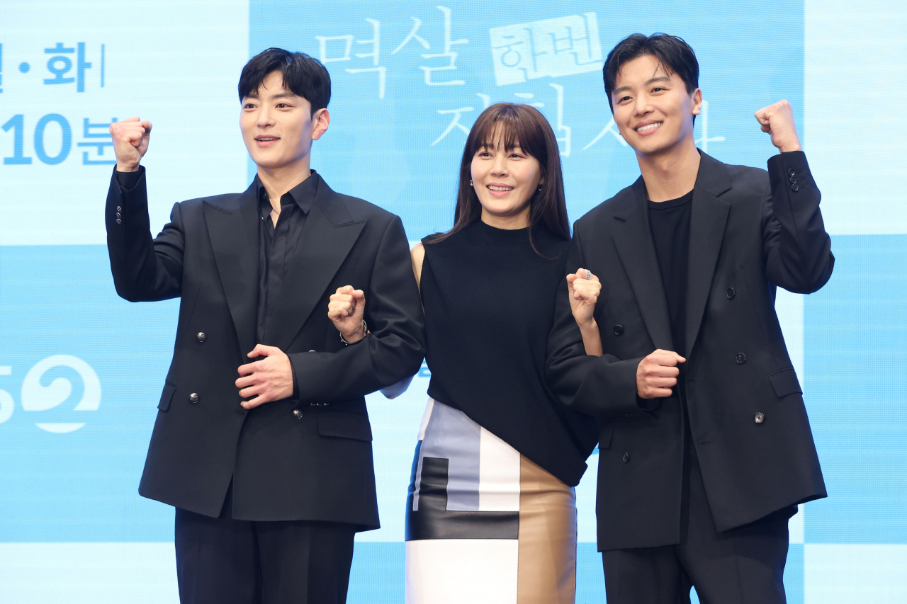 From left: Jang Seung-jo, Kim Ha-neul and Yeon Woo-jin pose for a photo during a press conference held in Guro-gu, Seoul, Monday. (Yonhap)