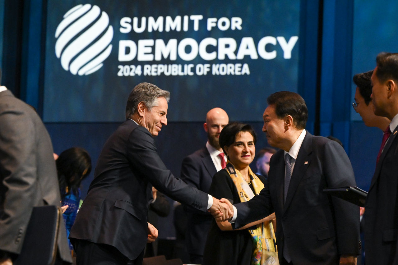 South Korean President Yoon Suk Yeol (right) and US Secretary of State Antony Blinken (left) shake hands during the 3rd Summit for Democracy, at a hotel in Seoul, Monday. (Presidential office via Yonhap)