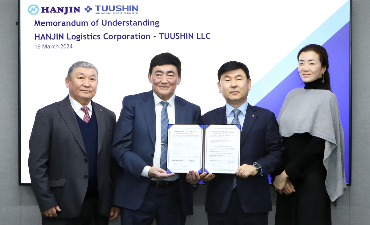 (From left) B. Purevchuluun, vice president of the Transit Division at Tuushin LLC; Tuushin President Zorigt Namsraijav; Hanjin Logistics President and CEO Noh Sam-sug; and Hanjin Logistics President and Chief Marketing Officer Emily Cho pose for a photo after signing a memorandum of understanding in Seoul on Tuesday. (Hanjin Logistics)