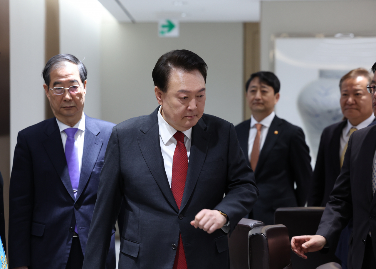 President Yoon Suk Yeol (second from left) attends a Cabinet meeting held in his office on Tuesday. (Yonhap)