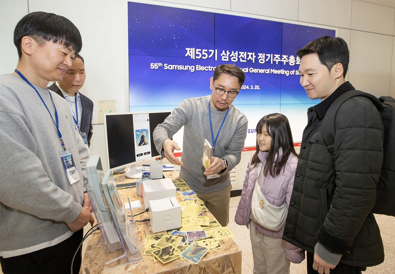 Shareholders browse the Samsung Electronics' annual meeting's booths that introduce local startups supported through Samsung's incubator project, dubbed “C-Lab,