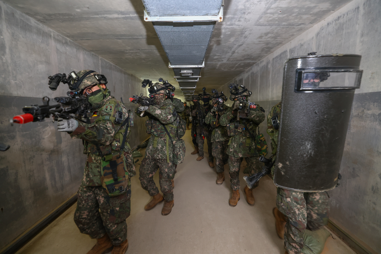 South Korean and American troops conduct urban warfare drills at a training ground in Paju, 37 kilometers northwest of Seoul on Thursday. (The Army)