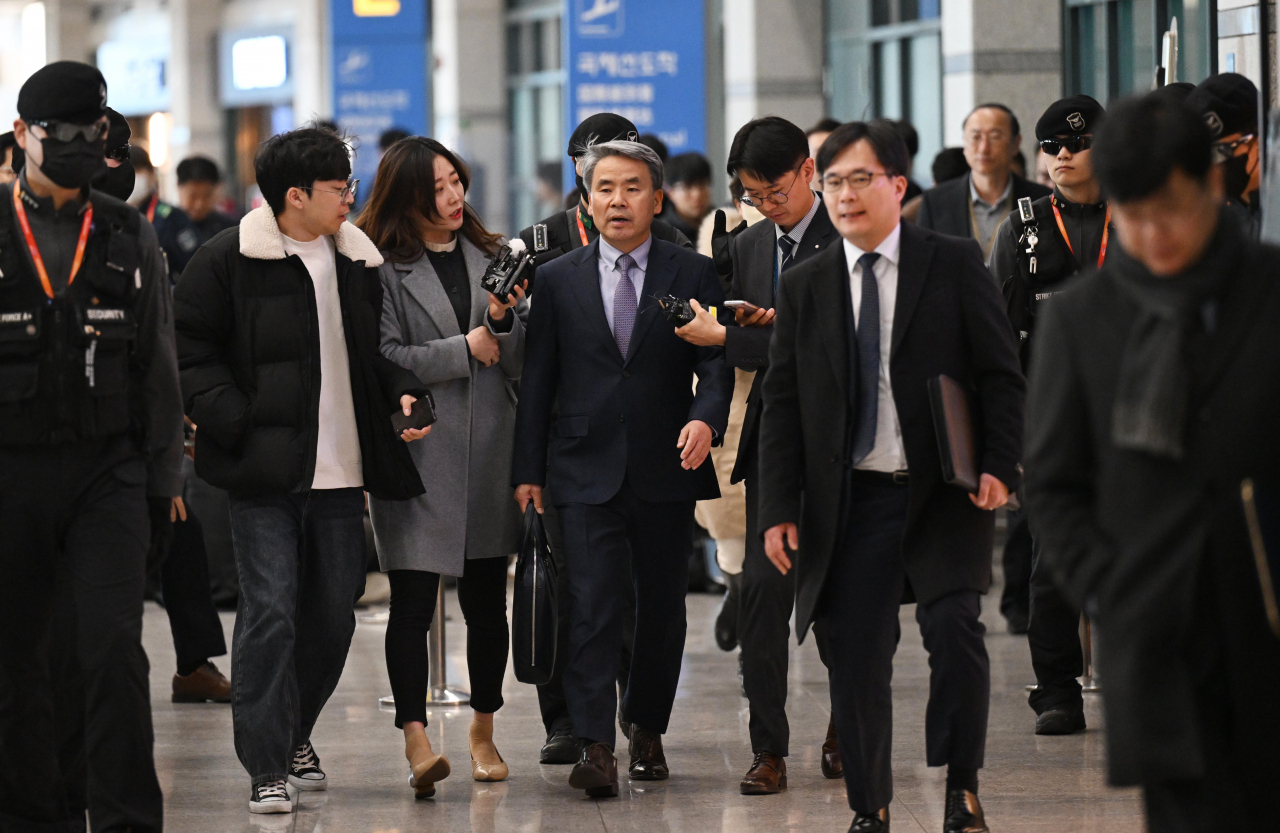 South Korea’s Ambassador to Australia and ex-Defense Minister Lee Jong-sup, center, arrives at Incheon International Airport on Thursday, 11 days after he flew to Australia to assume his role as top envoy. (Yonhap)