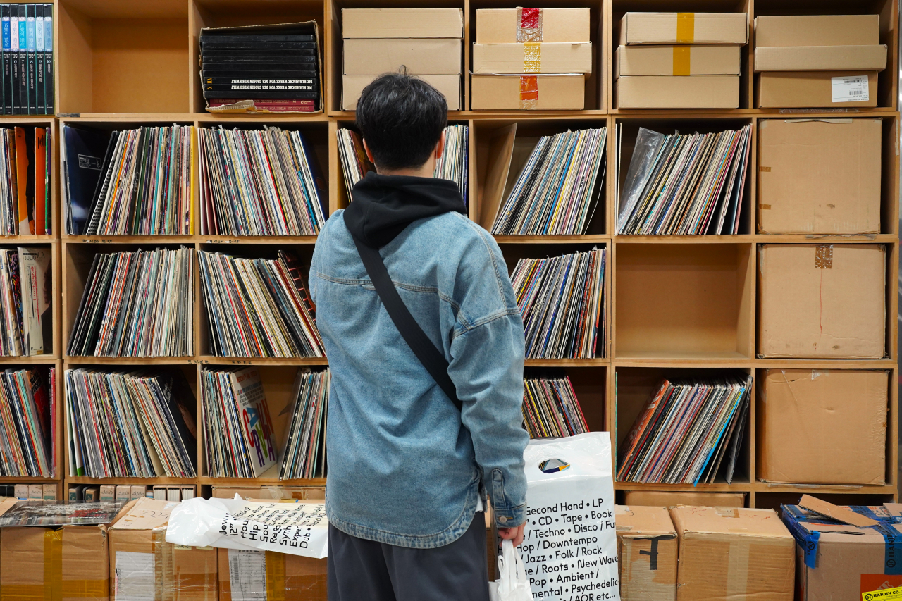A visitor looks at LPs on display at Livingsa on Tuesday. (Lee Si-jin/The Korea Herald)