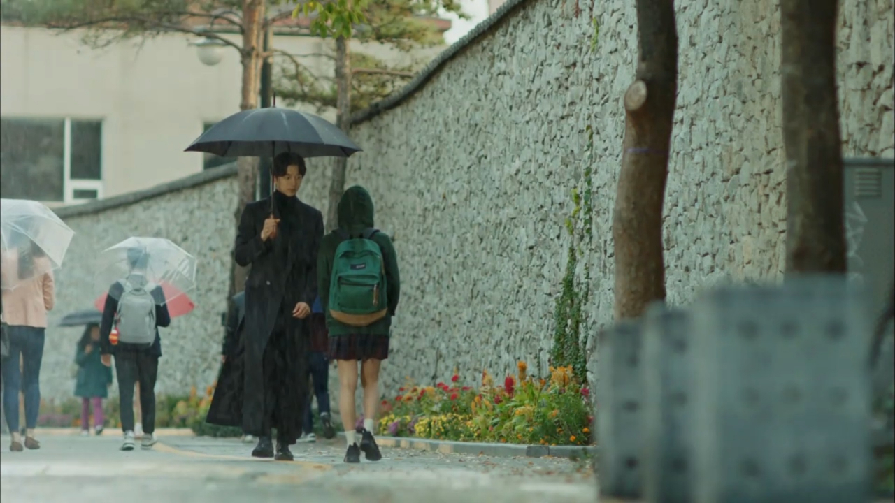 Kim Shin (Gong Yoo) meets female lead Ji Eun-tak ( Kim Go-eun) in the first episode of 