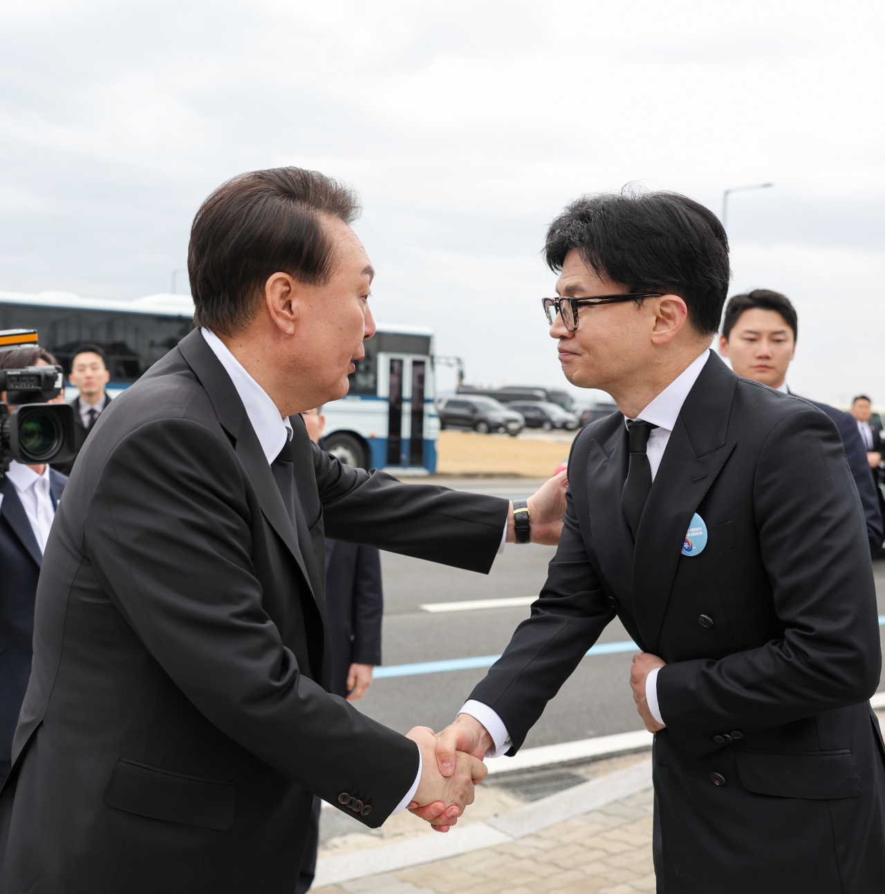 President Yoon Suk Yeol (left) and ruling People Power Party chief Han Dong-hoon shake hands during a ceremony marking West Sea Defense Day at the Navy's 2nd Fleet Command in Pyeongtaek, 60 kilometers south of Seoul, Friday. (Presidential Office)