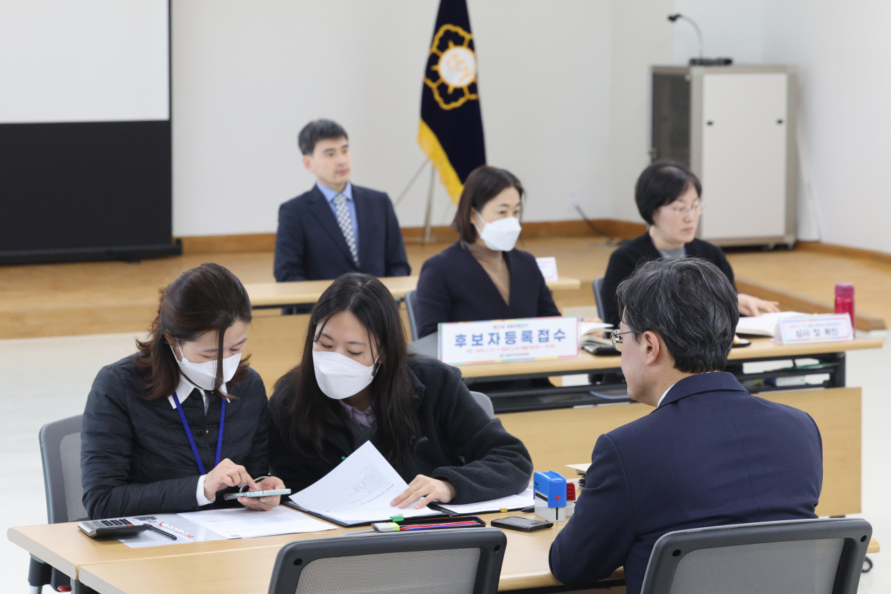 Candidate registration for the April 10 general elections is in progress at a ward election management committee in Seoul on Thursday. (Yonhap)