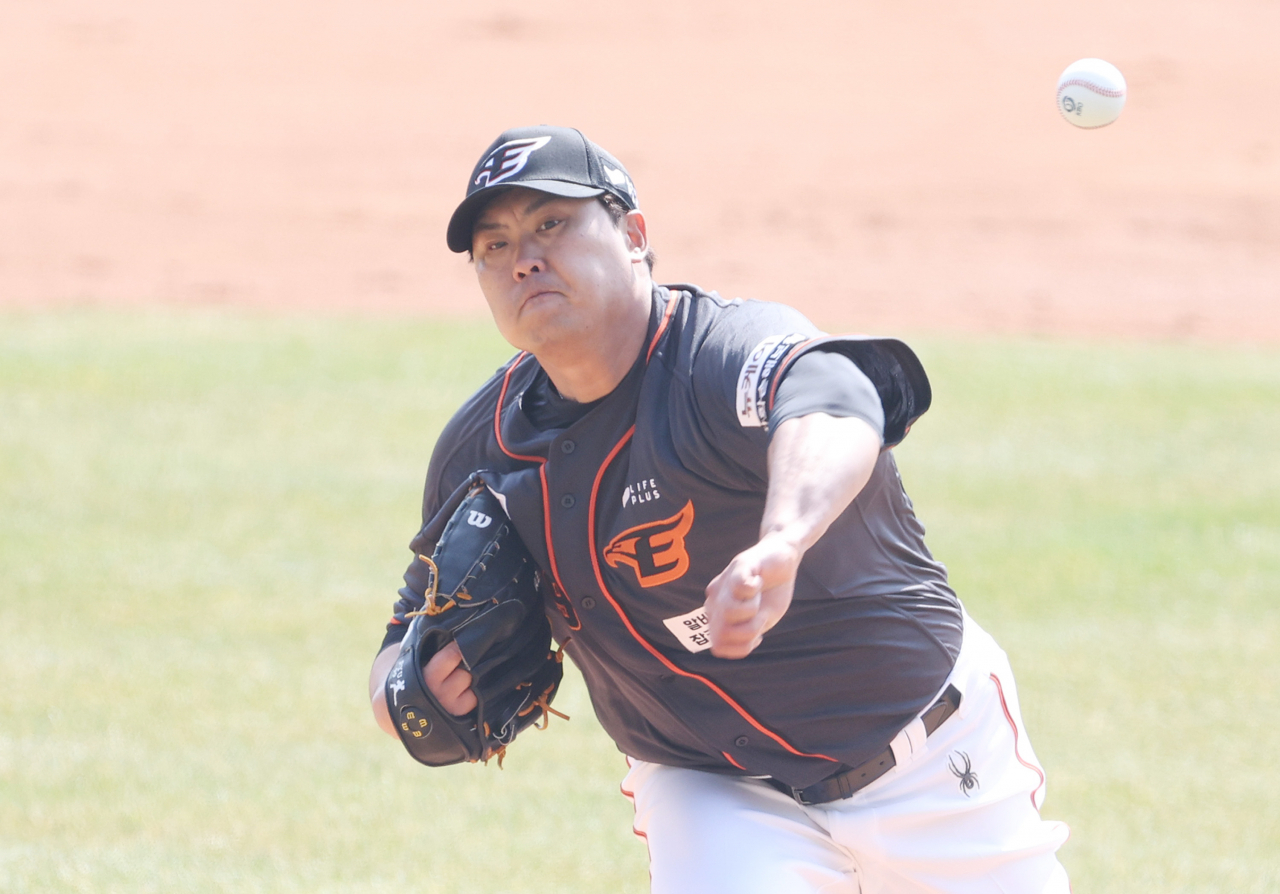 Hanwha Eagles starter Ryu Hyun-jin pitches against the LG Twins during a Korea Baseball Organization Opening Day game at Jamsil Baseball Stadium in Seoul on Saturday. (Yonhap)