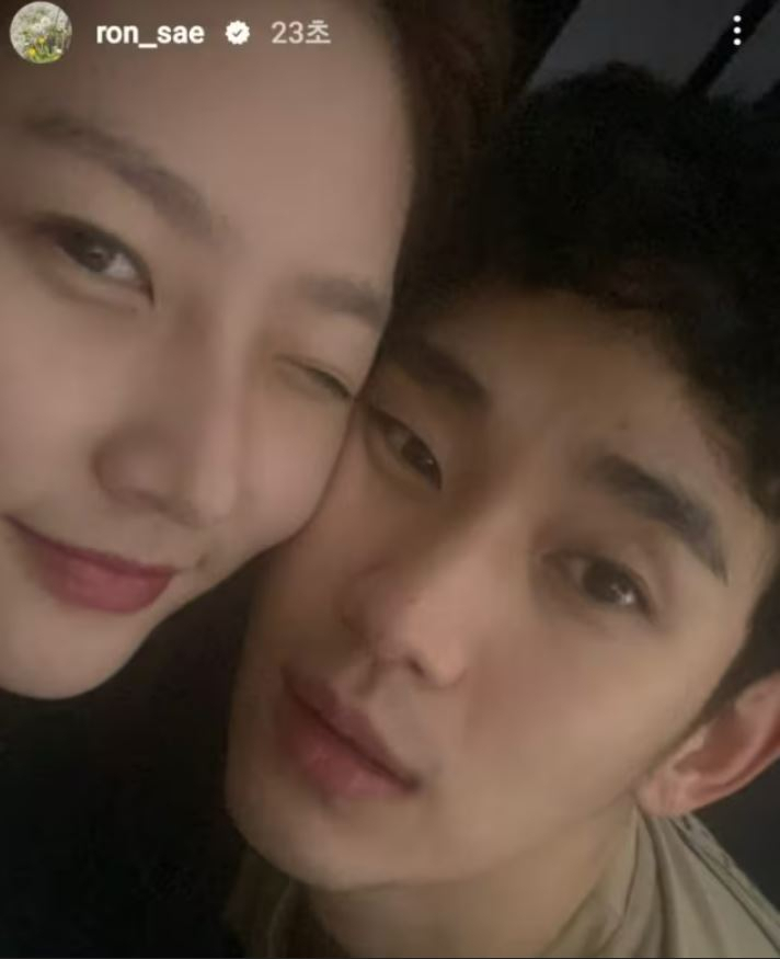 A photo uploaded to social media by Kim Sae-ron on Sunday shows the actor (left) next to actor Kim Soo-hyun. (Twitter)