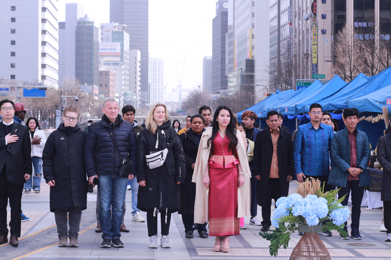 Cambodian Ambassador to Korea Chring Botumrangsay poses for a group photo with guests at National Culture Day at Cheonggye Plaza(a public square) in Jongno-gu, Seoul on Sunday. (Cambodian Embassy in Seoul)