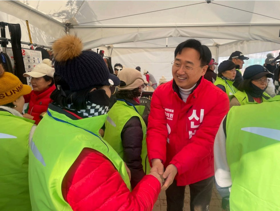 Shin, former vice minister of national defense, shakes hands with a resident in Cheonan, Chungcheong Province, where he is running to be a National Assembly member. (courtesy of Shin office)