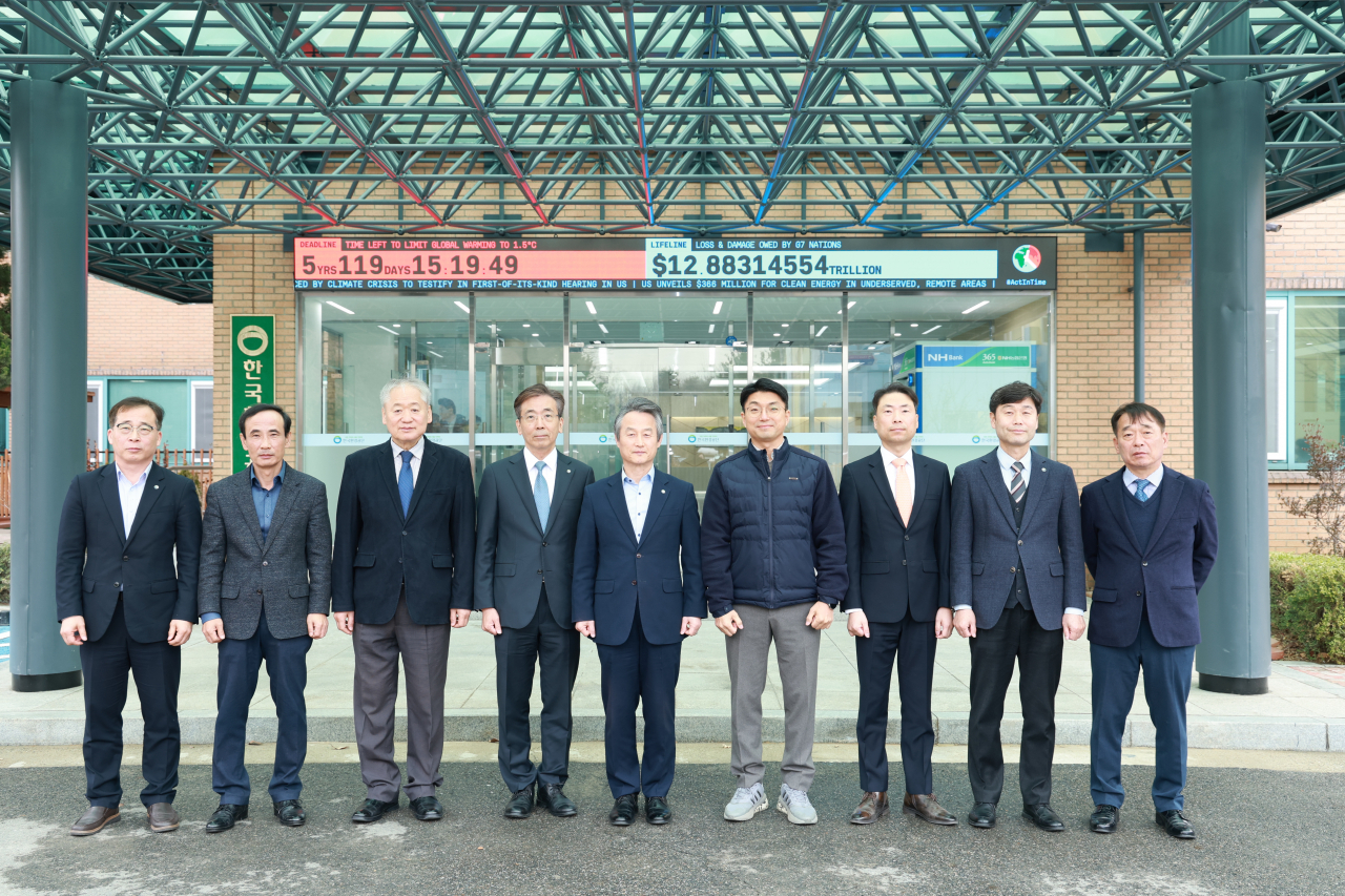 Korea Environment Corporation Chair Ahn Byung-ok (fifth from left), Auditor General Hong Seong-hwan (fourth from left) and Union Leader Lee Jae-hak (sixth from left) pose for a photograph at the opening ceremony for the Climate Clock at the Korea Environment Corporation in Seo-gu, Incheon on Monday. (The Korea Environment Corporation)