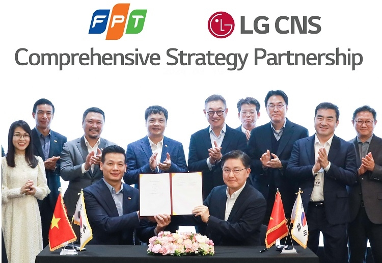 LG CNS CEO Hyun Shin-gyoon (fifth from right second row), FPT Corp. CEO Nguyen Van Khoa (forurth from left) and other company officials pose for a photo during the MOU signing ceremony held in Seoul last week. (LG CNS)