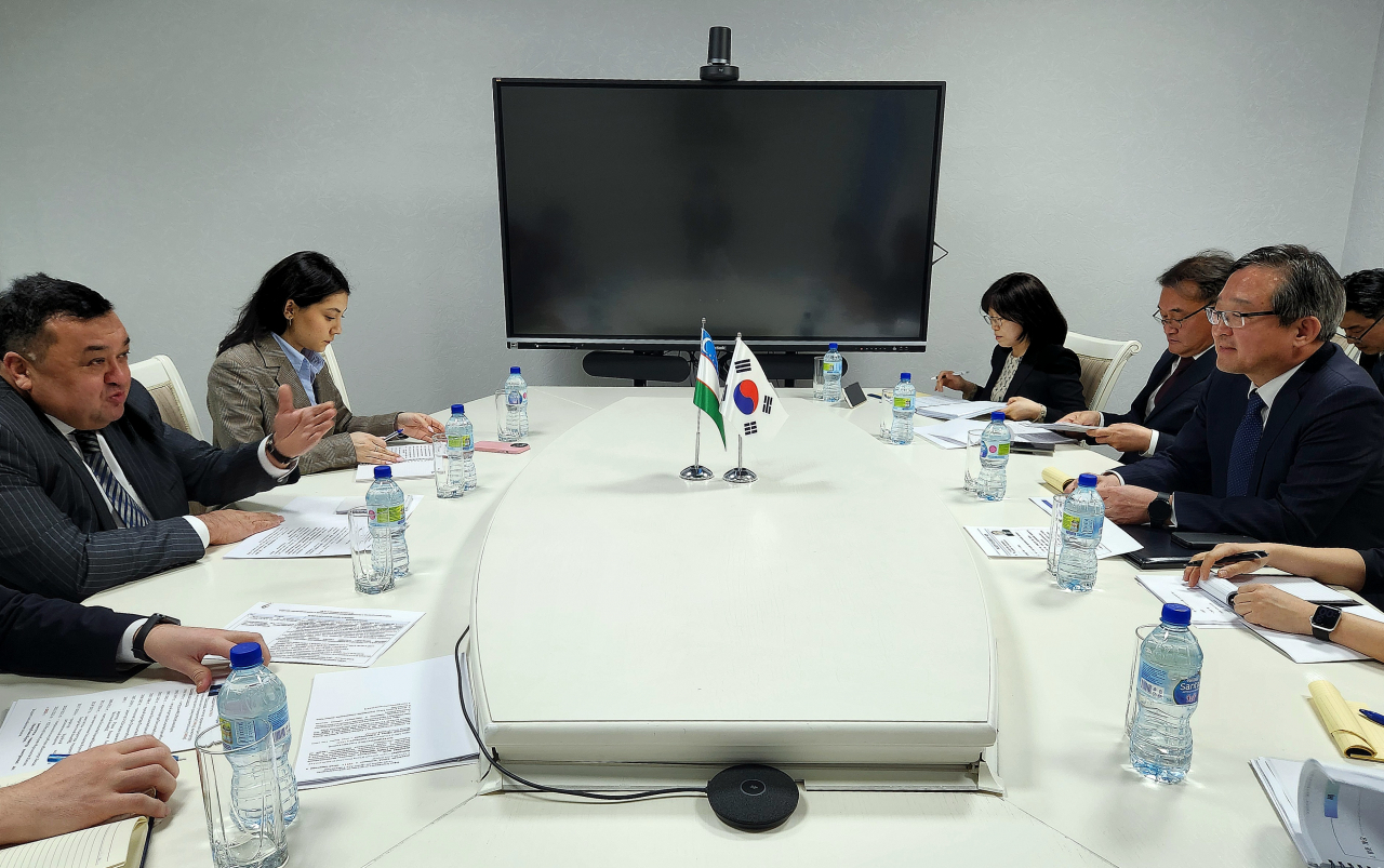 South Korean Deputy Minister for Political Affairs Chung Byung-won (first from right) and Uzbek Deputy Minister of Investment, Industry, and Trade, Izat Kasimov (first from left), hold a meeting on Monday in Uzbekistan, (South Korean Ministry of Foreign Affairs)