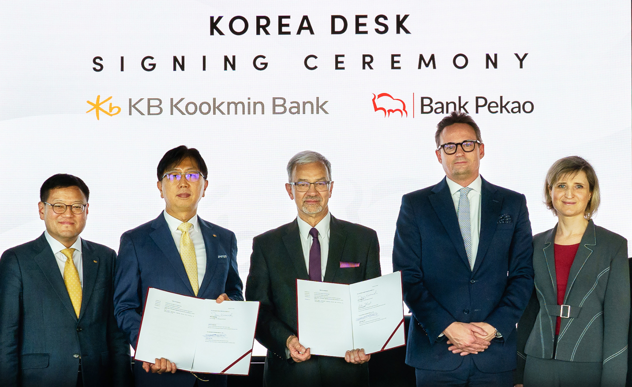 Kookmin Bank's Vice President Kang Nam-che (second from left) and Poland's Bank Pekao's Vice President Jerzy Kwiecinski (third from left) attend a signing ceremony for a deal to open a 
