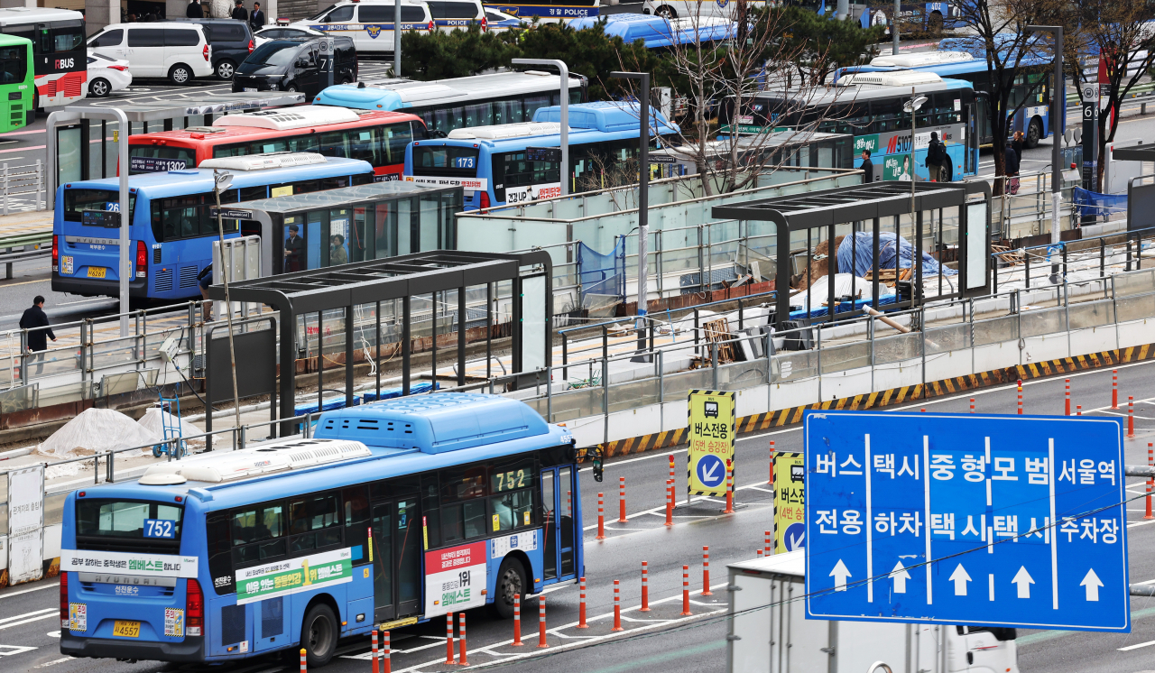 Buses stop in front of Seoul Station, one of the busiest traffic centers in the capital, on Tuesday. (Yonhap)