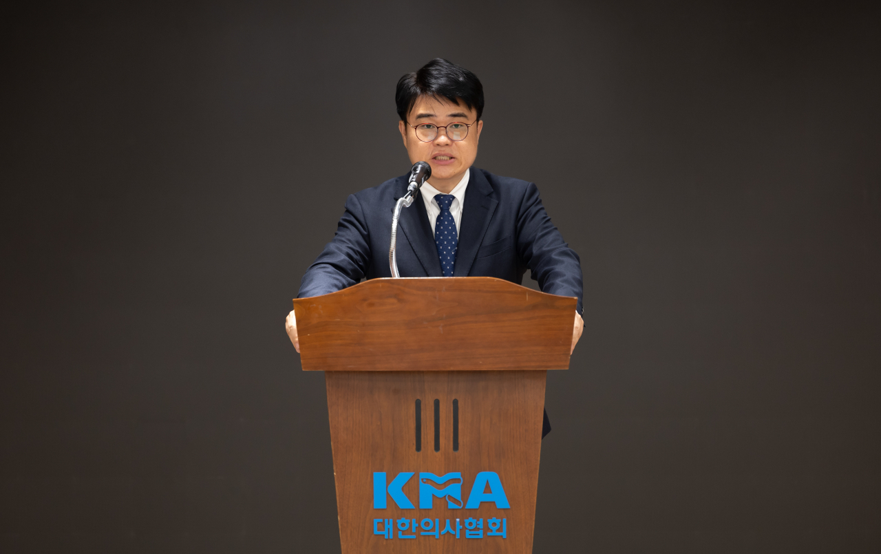 Lim Hyun-taek, the newly appointed president of the Korean Medical Association, the largest doctors’ lobbying group here, delivers his speech after becoming elected at the KMA’s office in Yongsan-gu, central Seoul, Tuesday. (Yonhap)